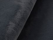 Nahaufnahme eines dunkelgrauen Fellteppichs mit weicher Textur, seitliche Perspektive