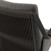 Rückansicht eines modernen Gartensessels mit geflochtener Rückenlehne und gepolstertem Sitz in dunklen Grautönen.