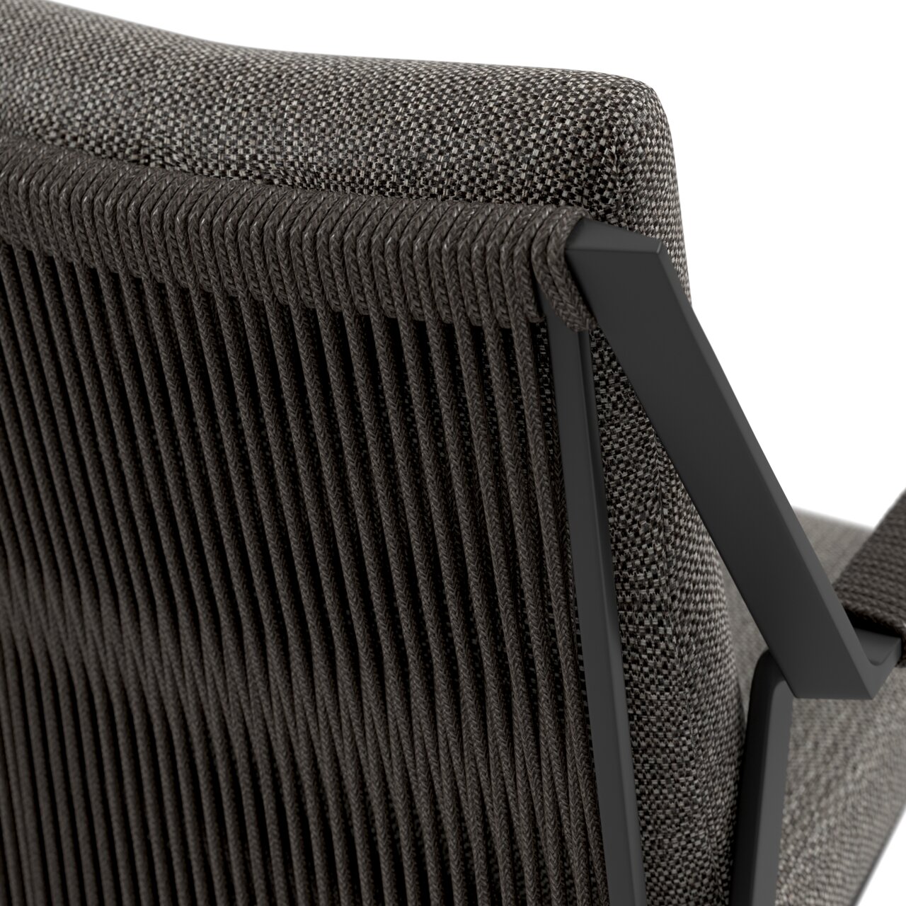 Rückansicht eines modernen Gartensessels mit geflochtener Rückenlehne und gepolstertem Sitz in dunklen Grautönen.