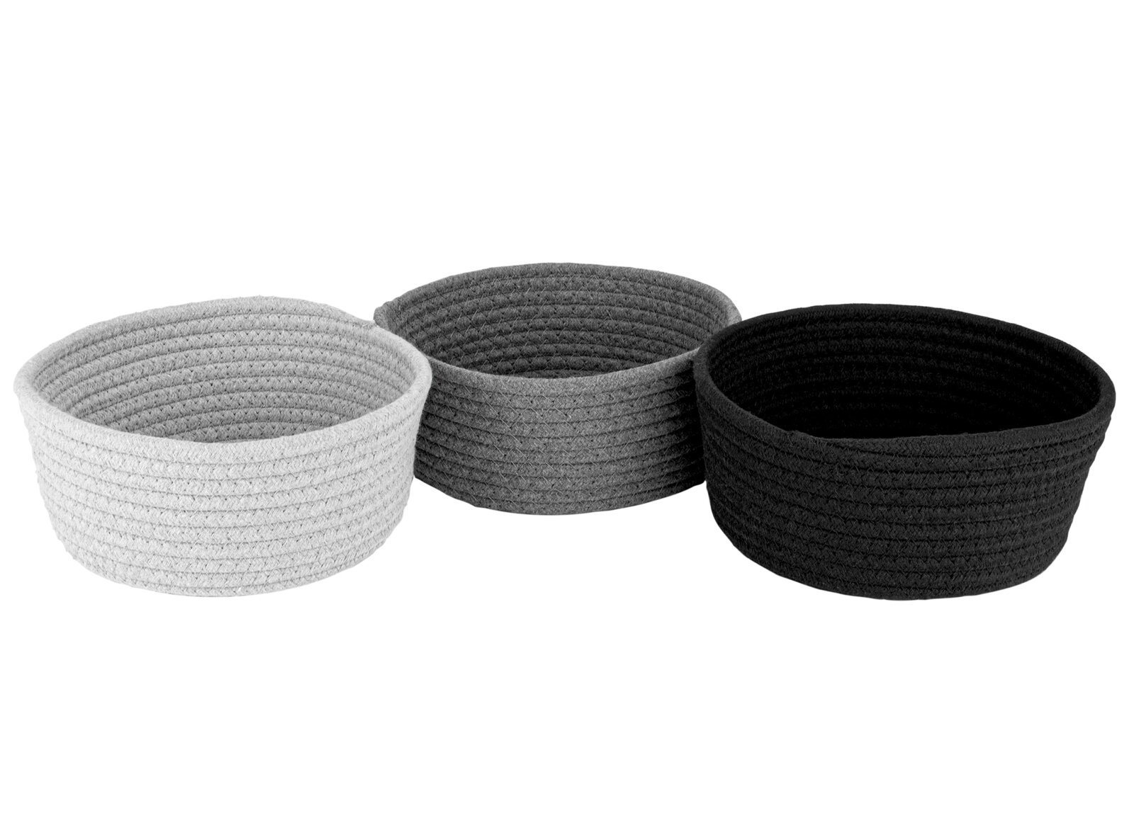Drie ronde broodmanden van gevlochten materiaal in de kleuren lichtgrijs, donkergrijs en zwart, gezien vanaf de voorkant.