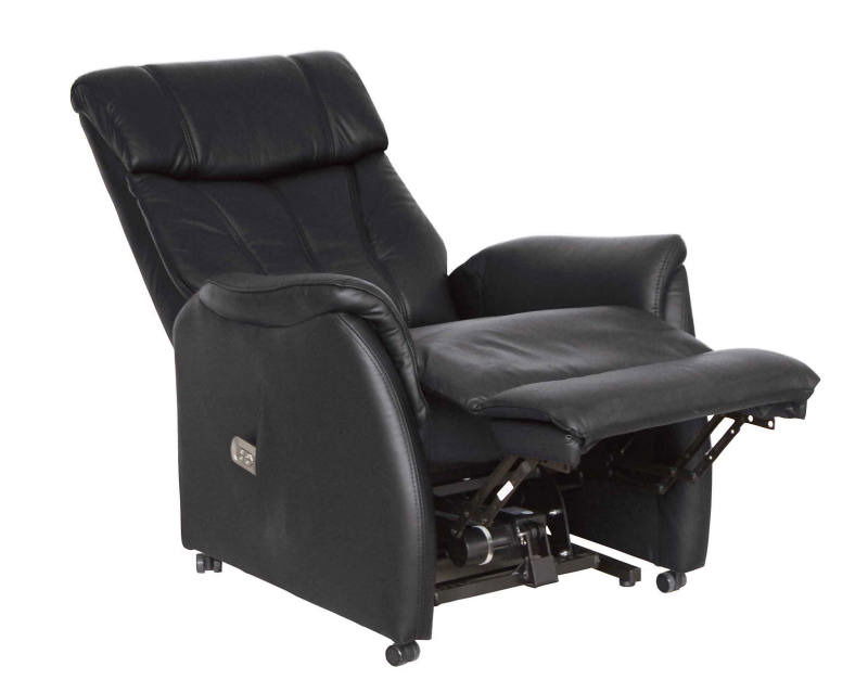 Schwarzer Fernsehsessel in Liegeposition, seitliche Perspektive