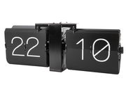 Schwarze Wanduhr im Flip-Design ohne Gehäuse, zeigt die Zeit 22:10 aus seitlicher Perspektive.