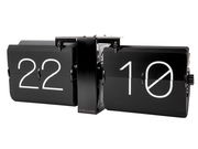 Schwarze Wanduhr im Flip-Design ohne Gehäuse, zeigt die Zeit 22:10 aus seitlicher Perspektive.