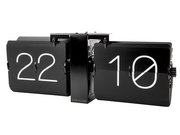 Schwarze Wanduhr im Flip-Design ohne Gehäuse, zeigt die Zeit 22:10 aus seitlicher Perspektive.