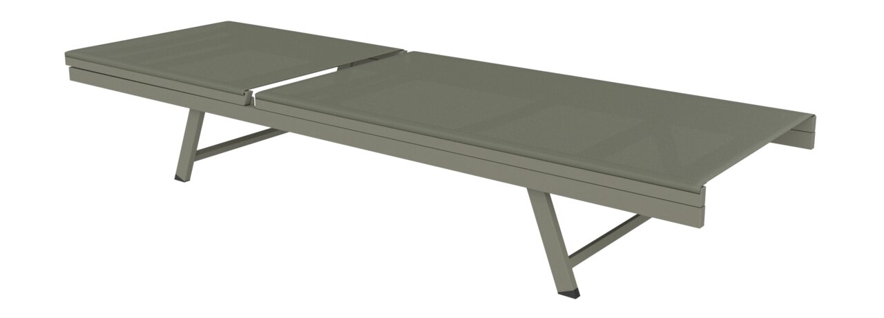 Sonnenliege in seitlicher Perspektive, mit klappbarem Design und stabilen Beinen.