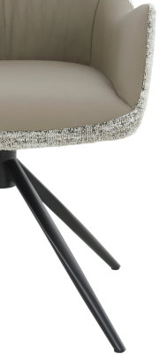 Nahaufnahme eines modernen Armlehnstuhls mit schwarzem Metallgestell und gepolstertem Sitz in Beige, seitliche Perspektive.