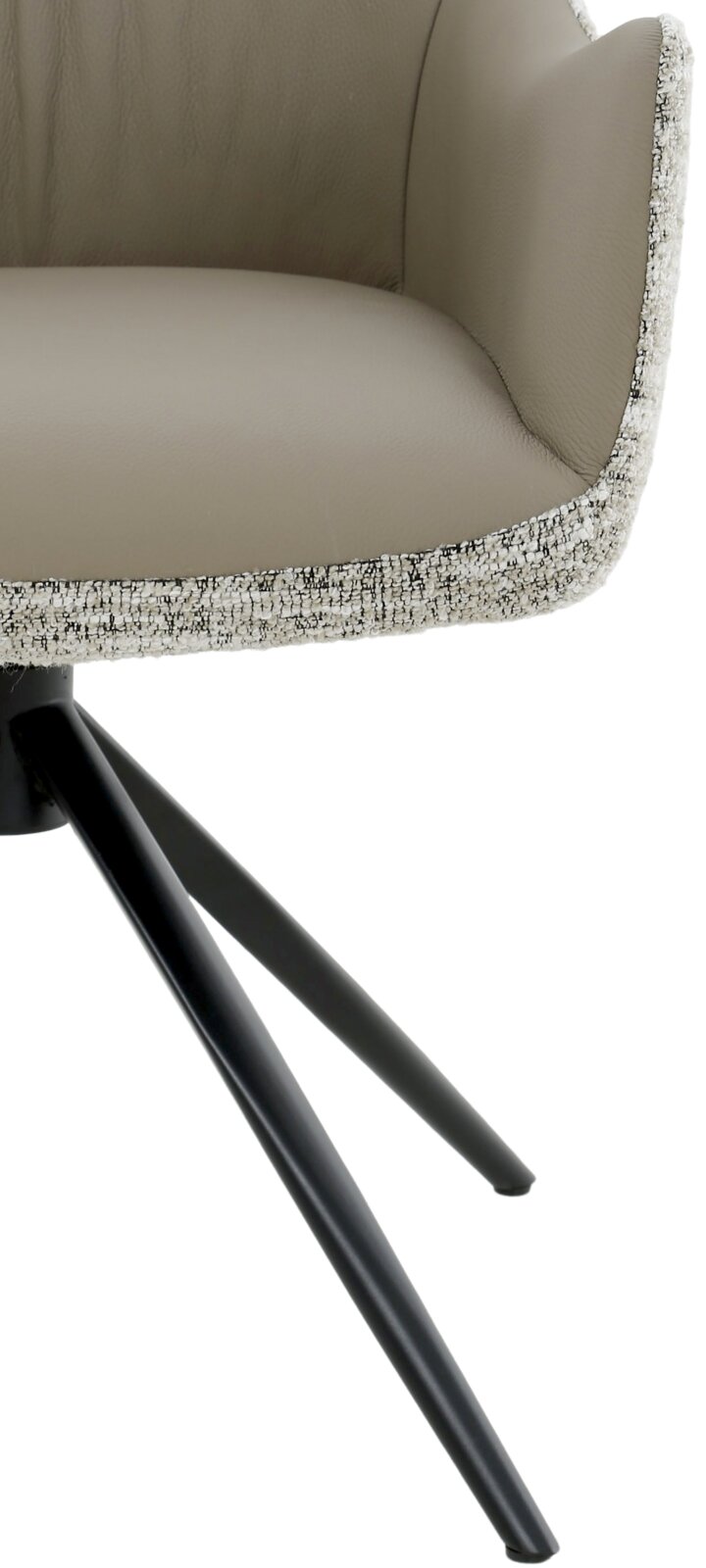 Close-up van een moderne fauteuil met een zwart metalen frame en een beige gestoffeerde zitting, gezien vanaf de zijkant.
