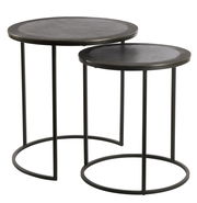 Zwei runde Beistelltische aus schwarzem Metall, ineinander verschachtelt, seitliche Perspektive