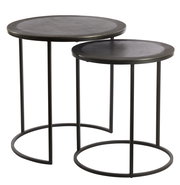 Zwei runde Beistelltische aus schwarzem Metall, ineinander verschachtelt, seitliche Perspektive