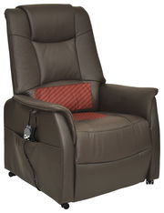 Bequemer brauner Fernsehsessel mit rotem Kissen und Fernbedienung, seitliche Perspektive