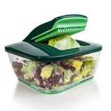 Nicer Dicer Chef 16-tlg. aus seitlicher Perspektive mit geöffnetem Deckel, gefüllt mit frischem Salat.