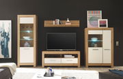 Moderne Wohnwand in Holzoptik mit weißem Akzent, bestehend aus zwei Vitrinen, einem TV-Board und einem Wandregal, frontal betrachtet.