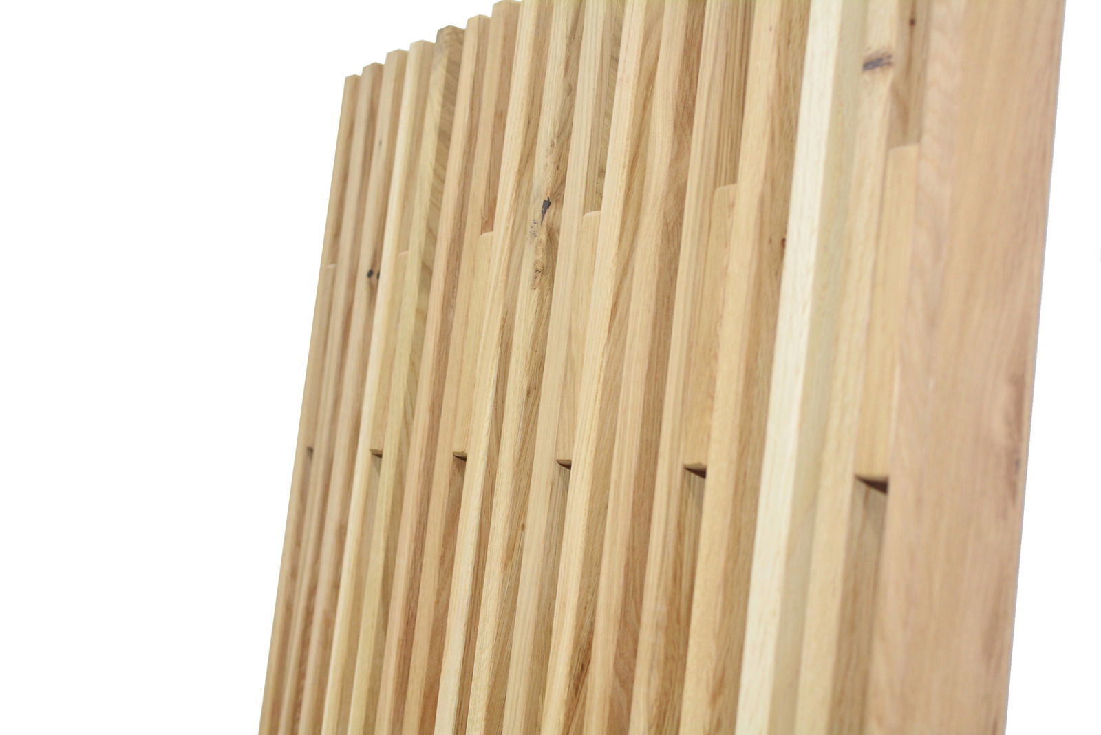 Nahaufnahme eines Garderobenpaneels aus Holz mit vertikalen Lamellen, seitliche Perspektive