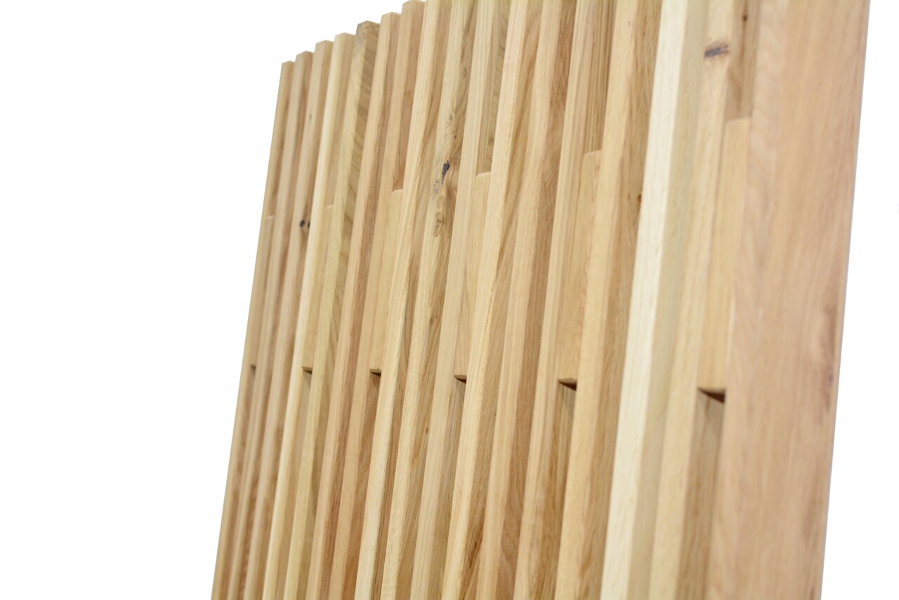 Nahaufnahme eines Garderobenpaneels aus Holz mit vertikalen Lamellen, seitliche Perspektive
