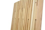 Nahaufnahme eines Garderobenpaneels aus Holz mit vertikalen Lamellen, seitliche Perspektive