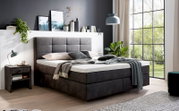 Modernes Boxspringbett in einem stilvoll eingerichteten Schlafzimmer, seitliche Perspektive
