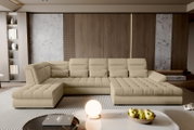 Beiges, modernes U-förmiges XXL-Polstersofa mit gesteppter Sitzfläche und verstellbaren Kopfstützen im Wohnzimmer, Frontansicht aus leicht erhöhter Perspektive.