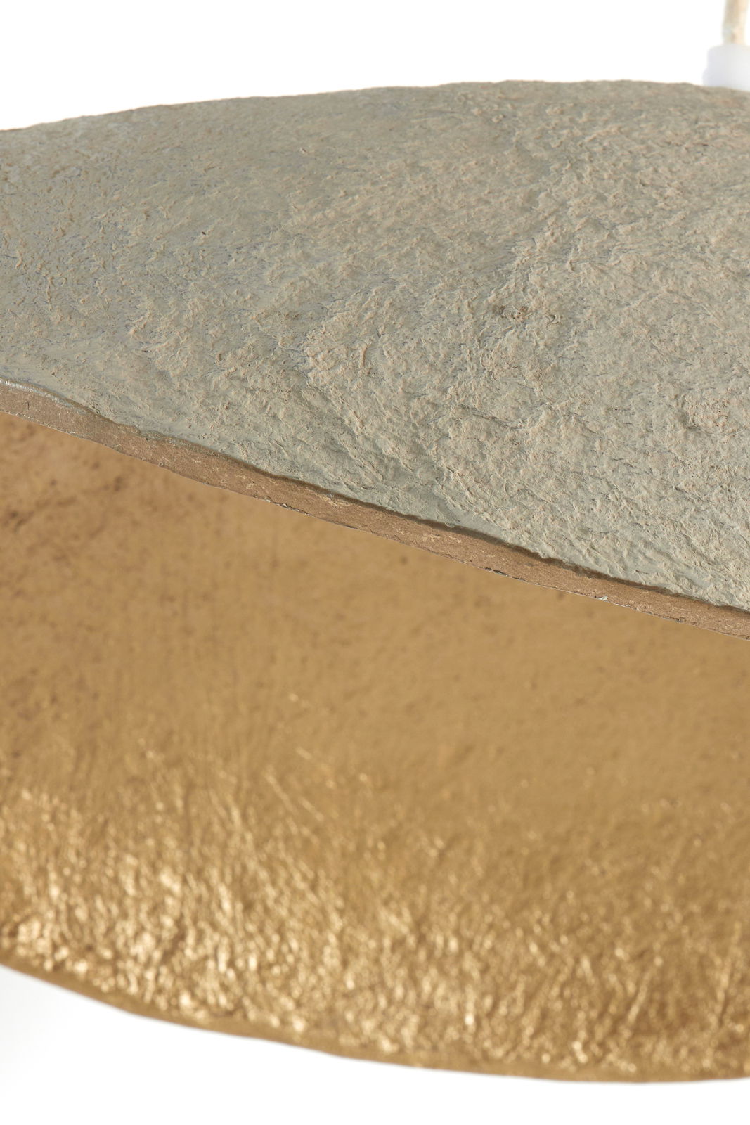 Nahaufnahme der Hängeleuchte LONIA mit goldener Innenseite und strukturierter Außenseite, seitliche Perspektive