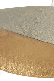 Nahaufnahme der Hängeleuchte LONIA mit goldener Innenseite und strukturierter Außenseite, seitliche Perspektive