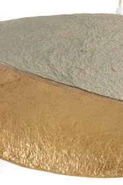 Nahaufnahme der Hängeleuchte LONIA mit goldener Innenseite und strukturierter Außenseite, seitliche Perspektive