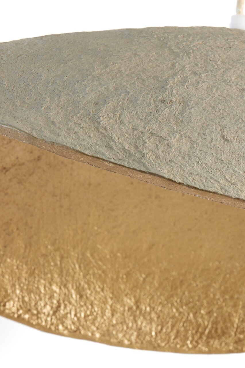 Nahaufnahme der Hängeleuchte LONIA mit goldener Innenseite und strukturierter Außenseite, seitliche Perspektive