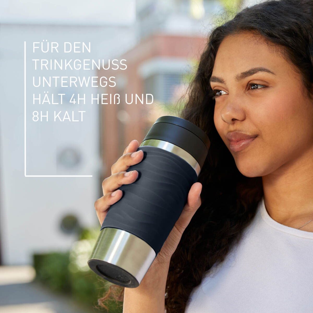 Frau hält einen schwarzen Thermobecher Classic Wave 0,36L in der Hand, seitliche Perspektive