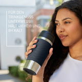 Frau hält einen schwarzen Thermobecher Classic Wave 0,36L in der Hand, seitliche Perspektive
