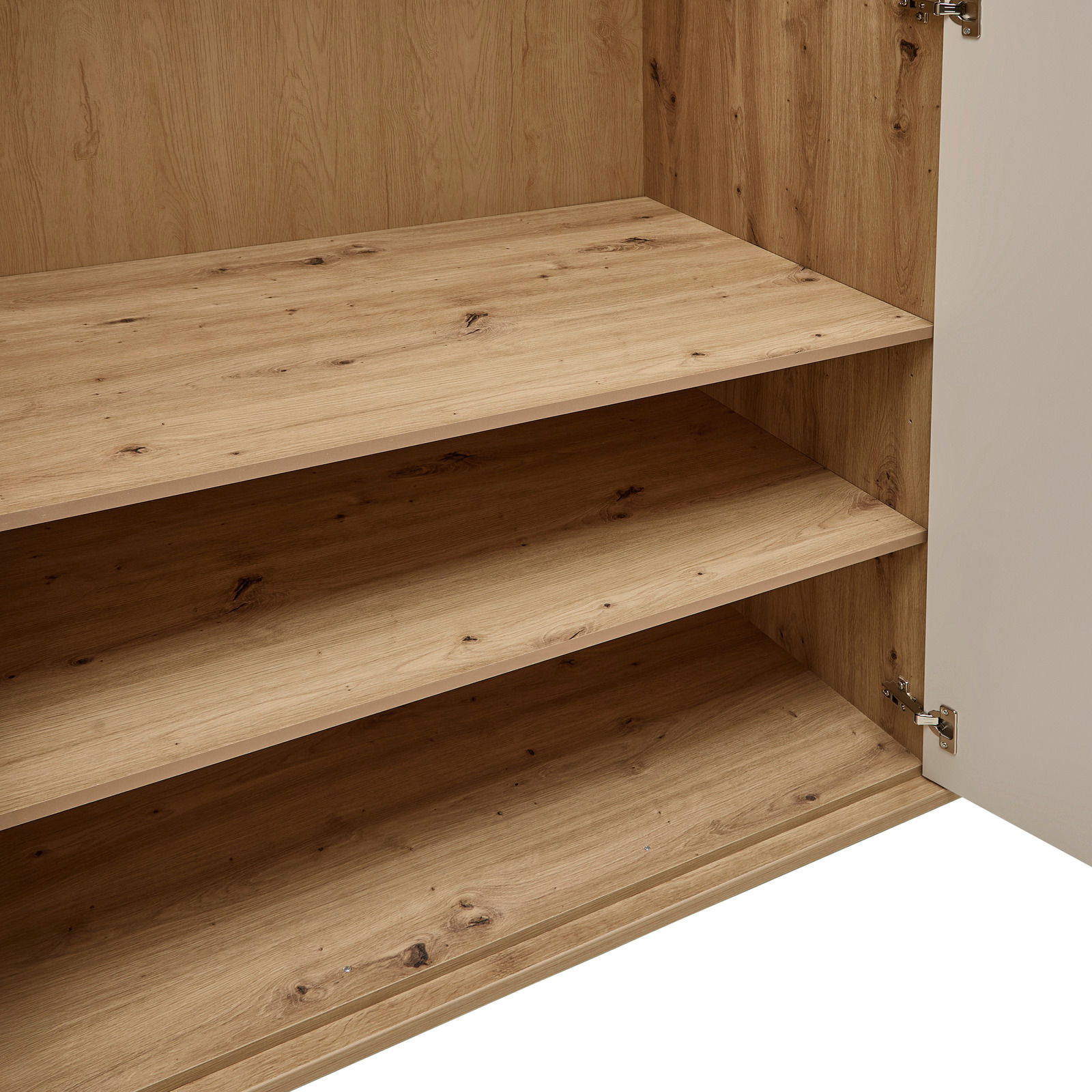 Innenansicht eines Kleiderschranks mit Holzböden und geöffneter Tür, Perspektive von schräg oben