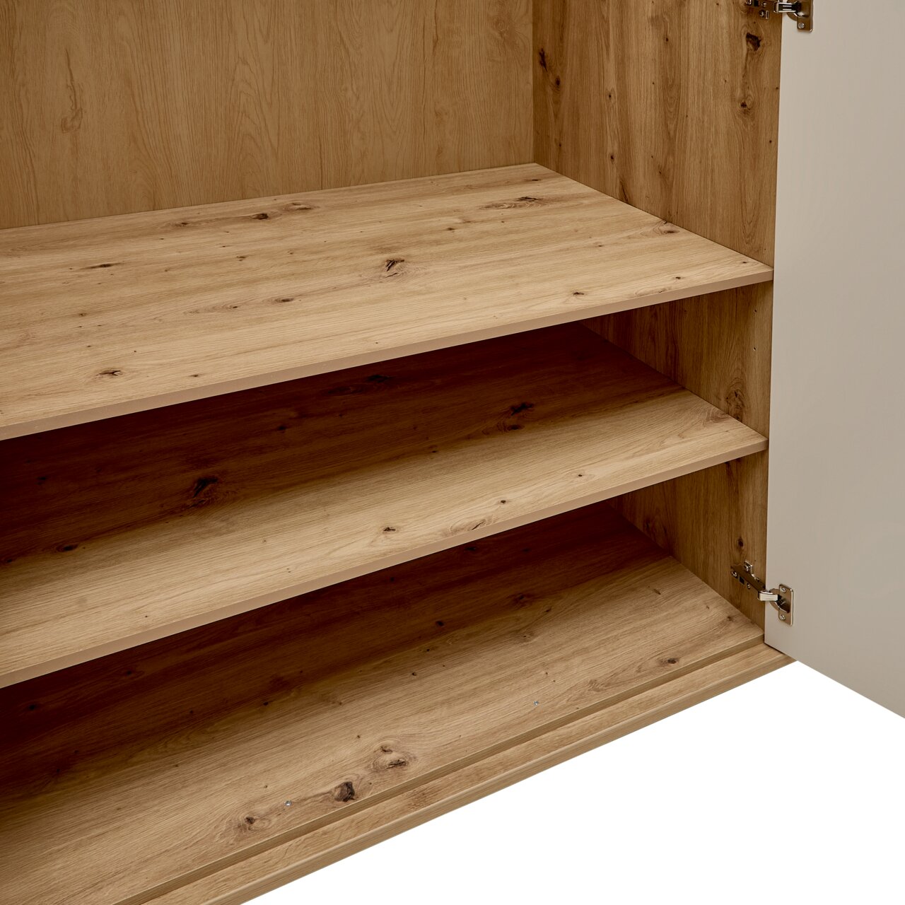 Binnenkant van een kledingkast met houten planken en geopende deur, gezien vanuit een schuin bovenaanzicht