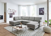 Graue Polsterrundecke in einem modernen Wohnzimmer, seitliche Perspektive