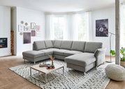 Graue Polsterrundecke in einem modernen Wohnzimmer, seitliche Perspektive