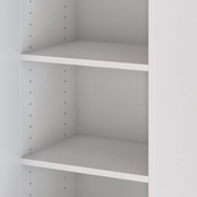 Weißer Hochschrank mit verstellbaren Einlegeböden, seitliche Perspektive