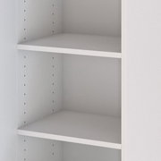 Weißer Hochschrank mit verstellbaren Einlegeböden, seitliche Perspektive