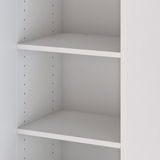 Weißer Hochschrank mit verstellbaren Einlegeböden, seitliche Perspektive