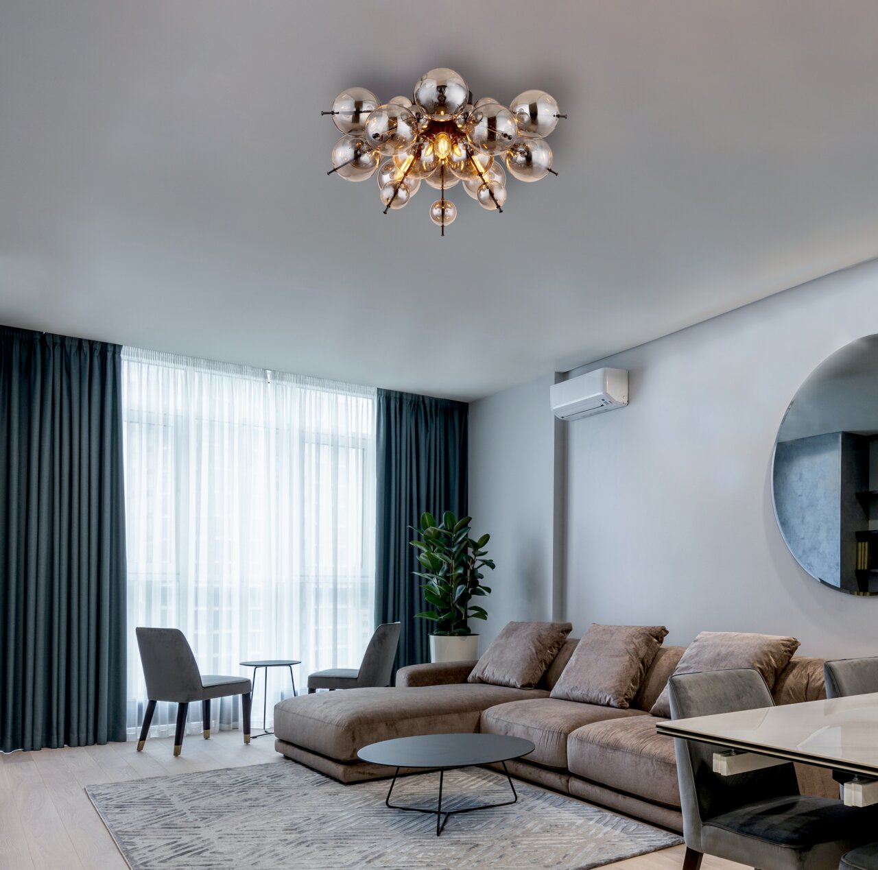 Globo Lighting Deckenleuchte UDO Moderne Deckenleuchte mit kugelförmigen Elementen in einem stilvollen Wohnzimmer, Perspektive von unten.