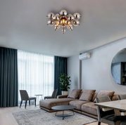 Moderne Deckenleuchte mit kugelförmigen Elementen in einem stilvollen Wohnzimmer, Perspektive von unten.