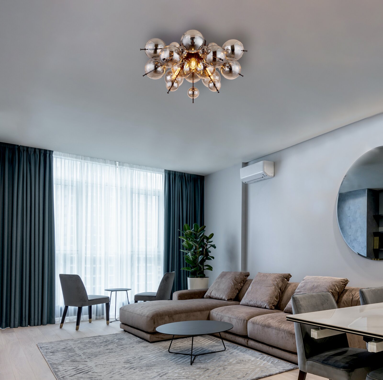 Moderne Deckenleuchte mit kugelförmigen Elementen in einem stilvollen Wohnzimmer, Perspektive von unten.