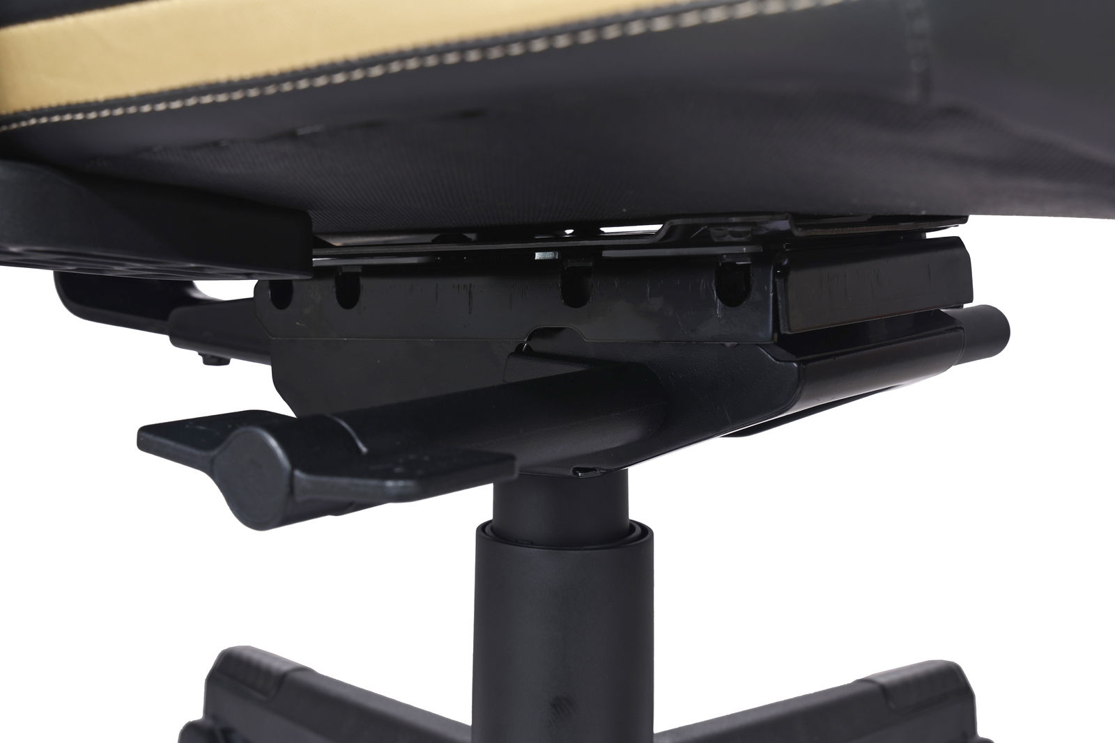 Nahaufnahme der Unterseite eines Gaming-Stuhls mit Fokus auf die Mechanik und den Gaslift.