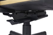 Nahaufnahme der Unterseite eines Gaming-Stuhls mit Fokus auf die Mechanik und den Gaslift.