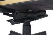 Nahaufnahme der Unterseite eines Gaming-Stuhls mit Fokus auf die Mechanik und den Gaslift.