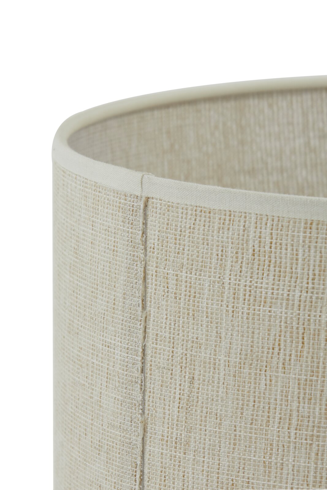 Close-up van een beige lampenkap van geweven stof, gezien vanaf de zijkant