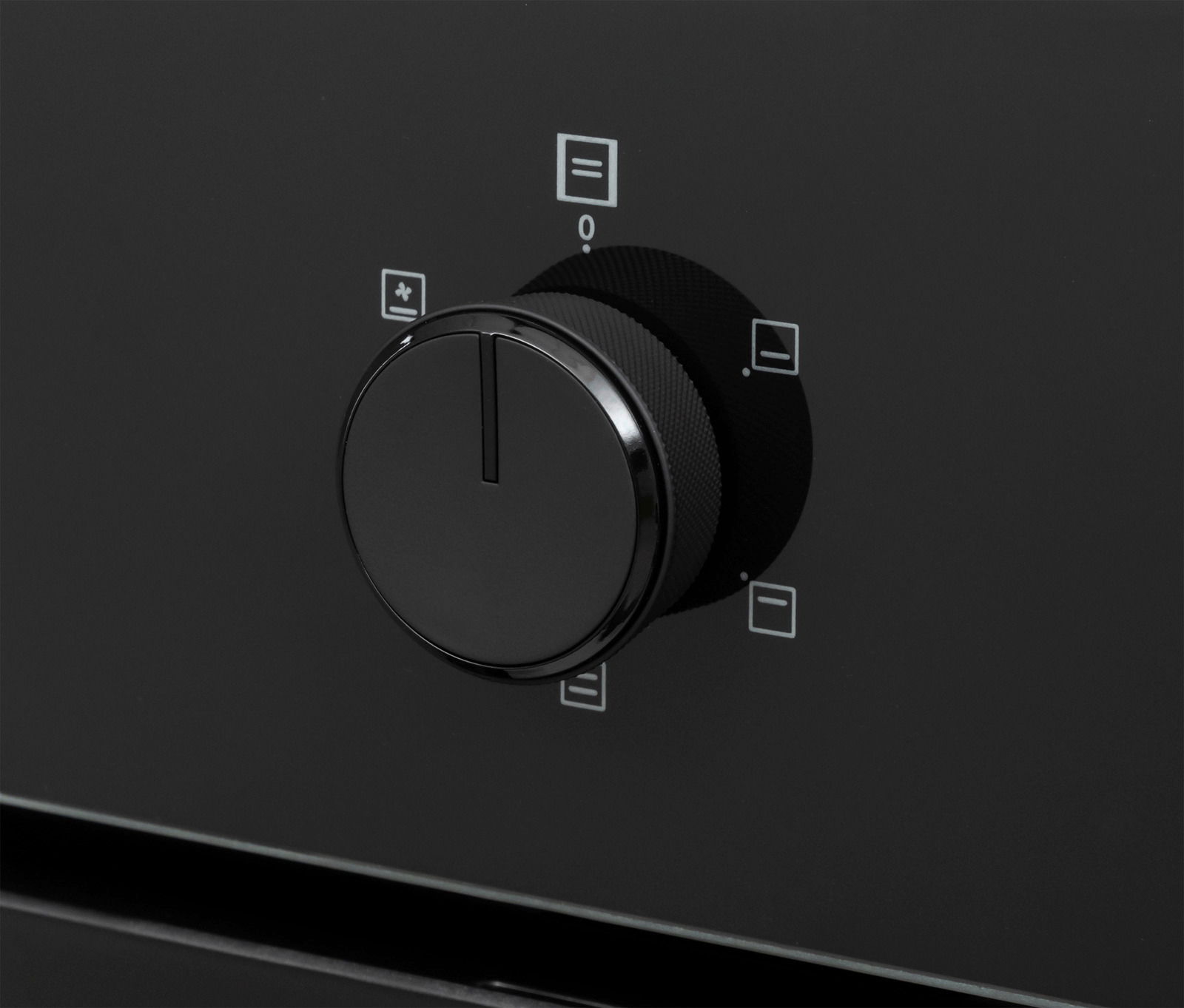 Nahaufnahme eines schwarzen Drehknopfs an einem Einbaubackofen, seitliche Perspektive