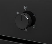 Nahaufnahme eines schwarzen Drehknopfs an einem Einbaubackofen, seitliche Perspektive