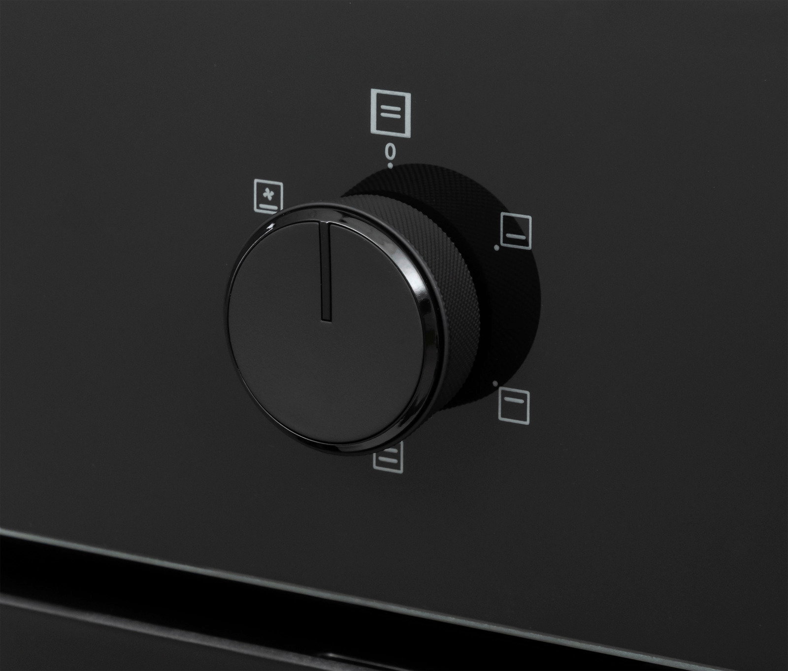 Nahaufnahme eines schwarzen Drehknopfs an einem Einbaubackofen, seitliche Perspektive