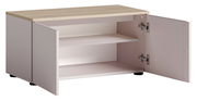 Offener Schrank mit zwei Regalböden und einer Holztür, Perspektive von vorne rechts