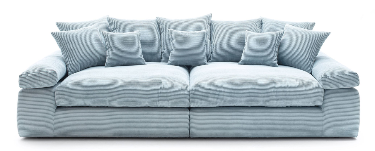 Großes, hellblaues Sofa mit mehreren Kissen, Vorderansicht