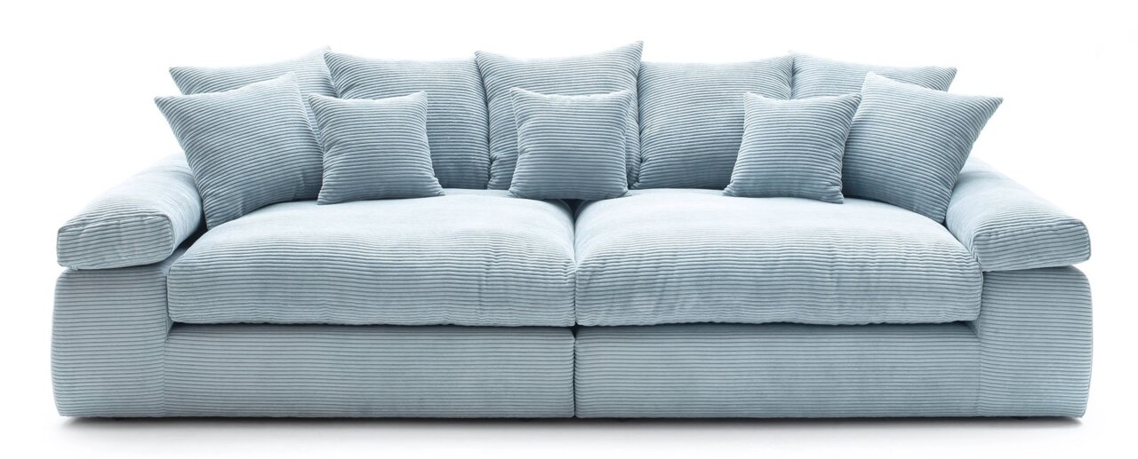 Großes, hellblaues Sofa mit mehreren Kissen, Vorderansicht