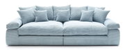 Großes, hellblaues Sofa mit mehreren Kissen, Vorderansicht