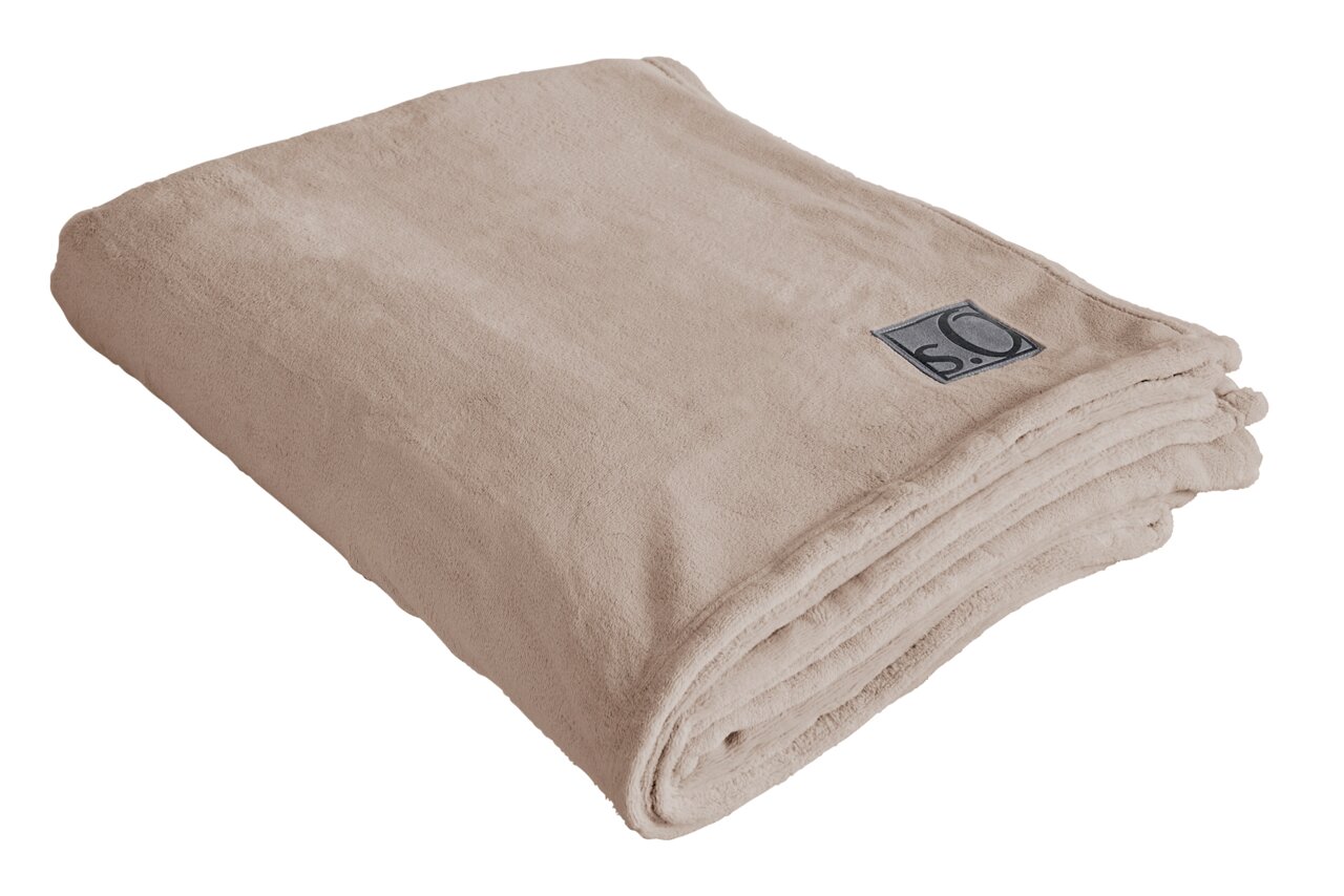 s.Oliver Decke Kuschelsoft Beige Kuscheldecke von s.Oliver, gefaltet und von der Seite fotografiert, mit sichtbarem Logo.