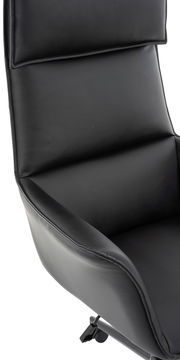 Nahaufnahme eines schwarzen Chefsessels aus Leder, seitliche Perspektive